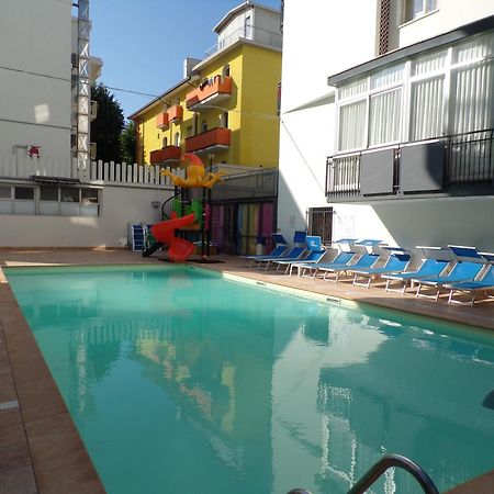 Hotel 2000 Rimini Bagian luar foto