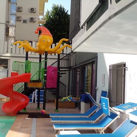 Hotel 2000 Rimini Bagian luar foto