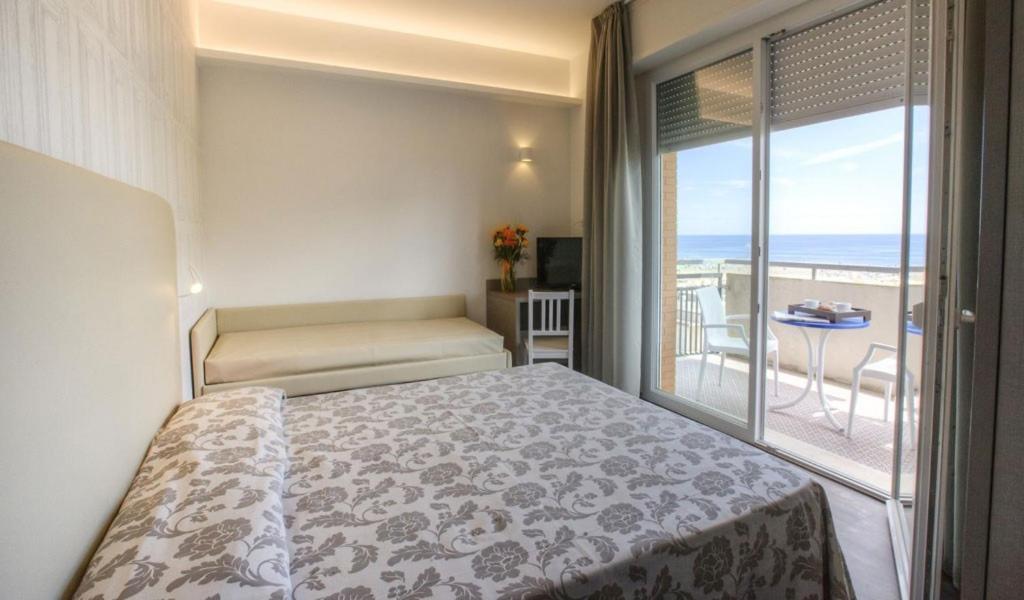 Hotel 2000 Rimini Bagian luar foto