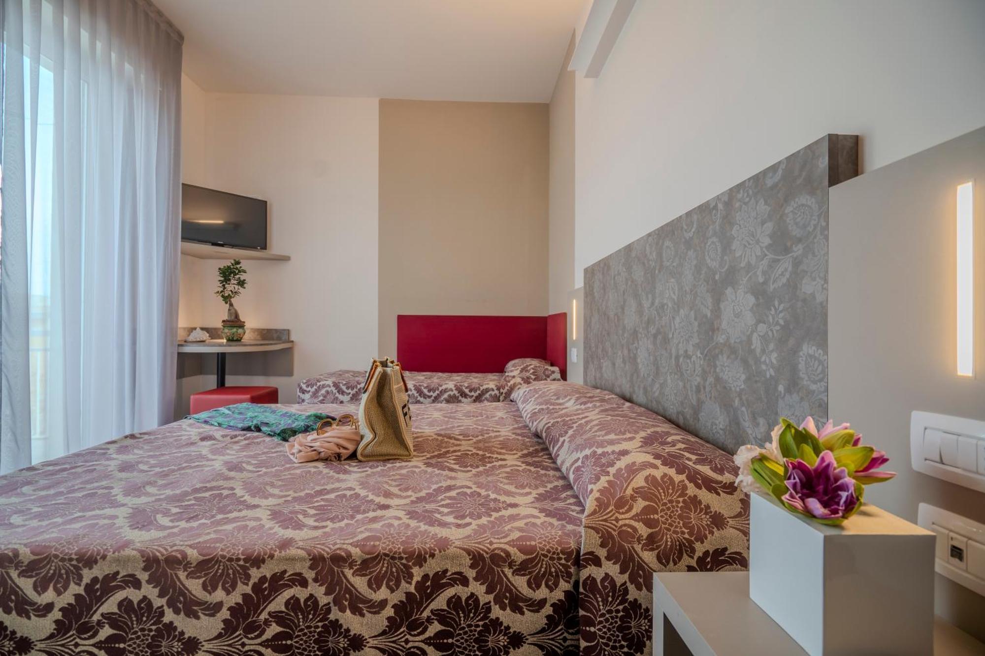 Hotel 2000 Rimini Bagian luar foto