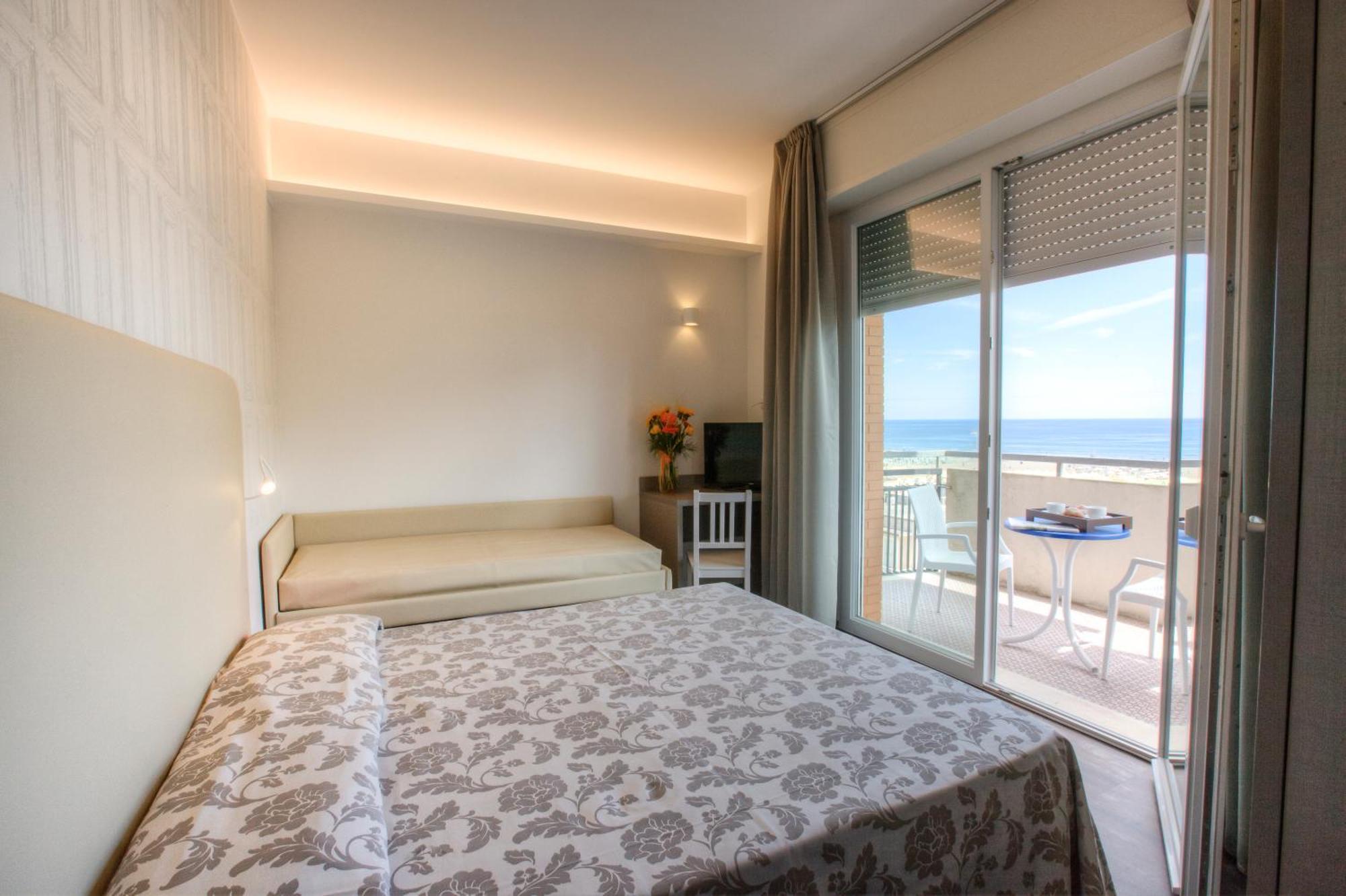 Hotel 2000 Rimini Bagian luar foto