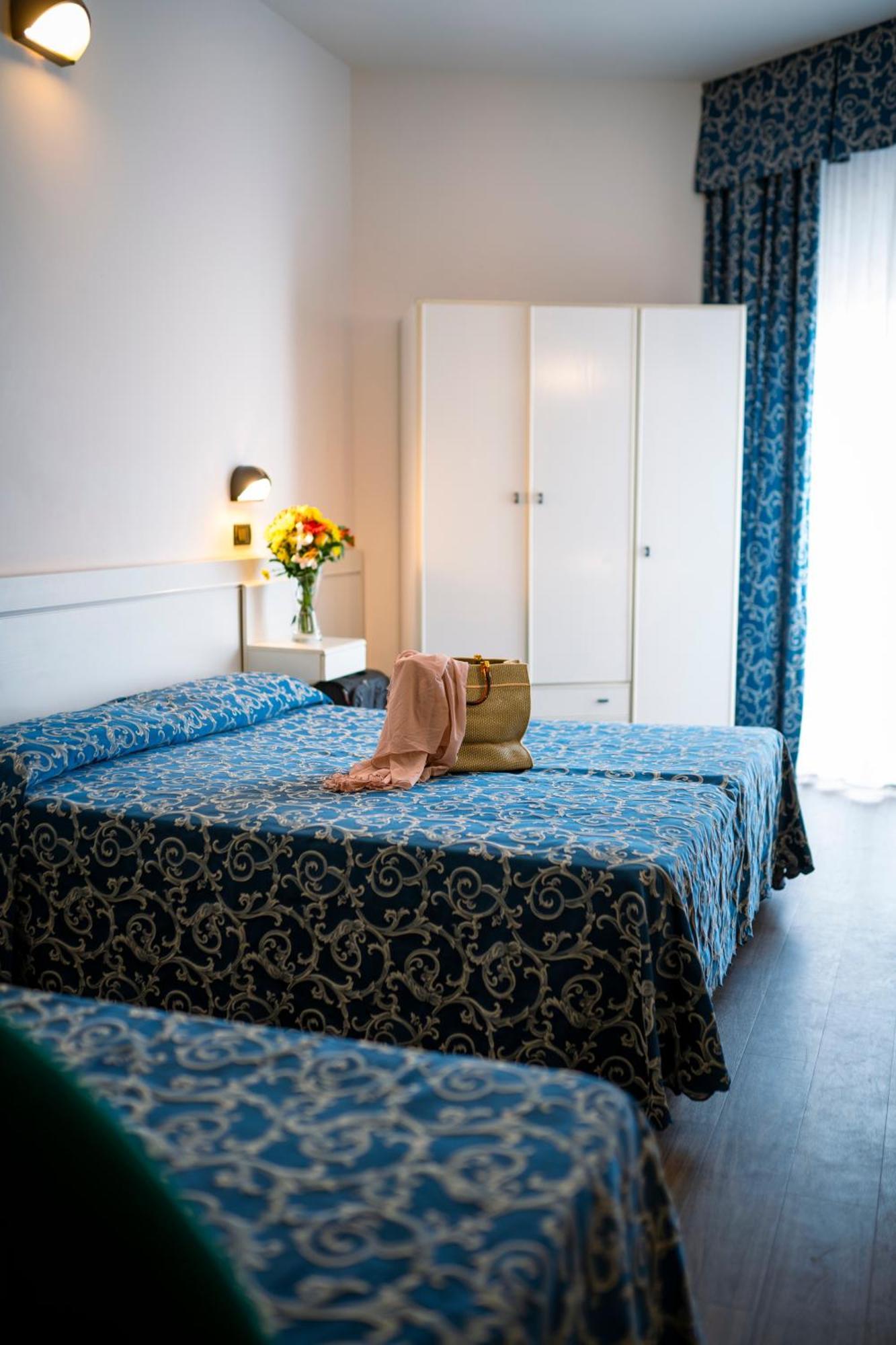 Hotel 2000 Rimini Bagian luar foto