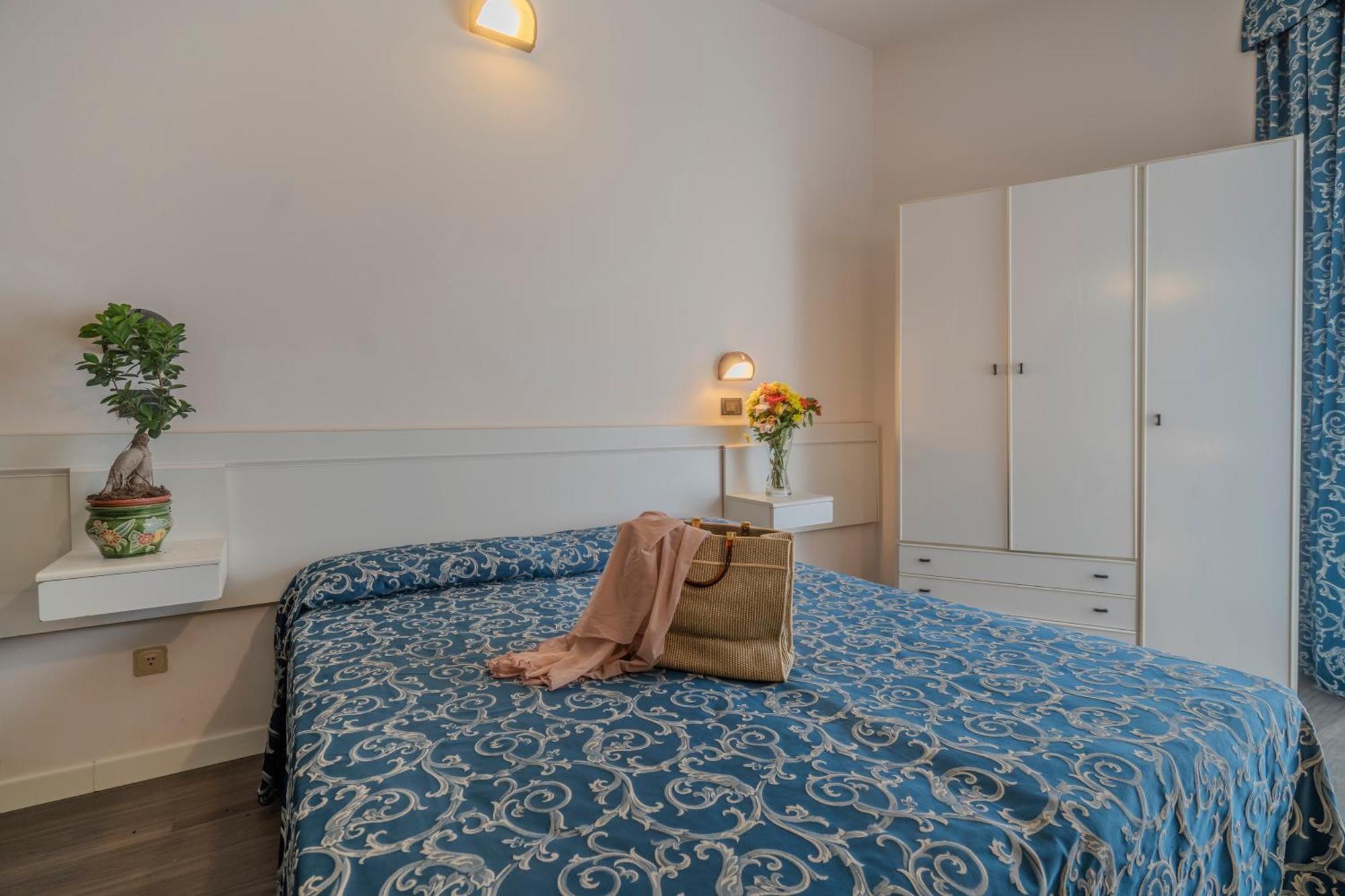 Hotel 2000 Rimini Bagian luar foto