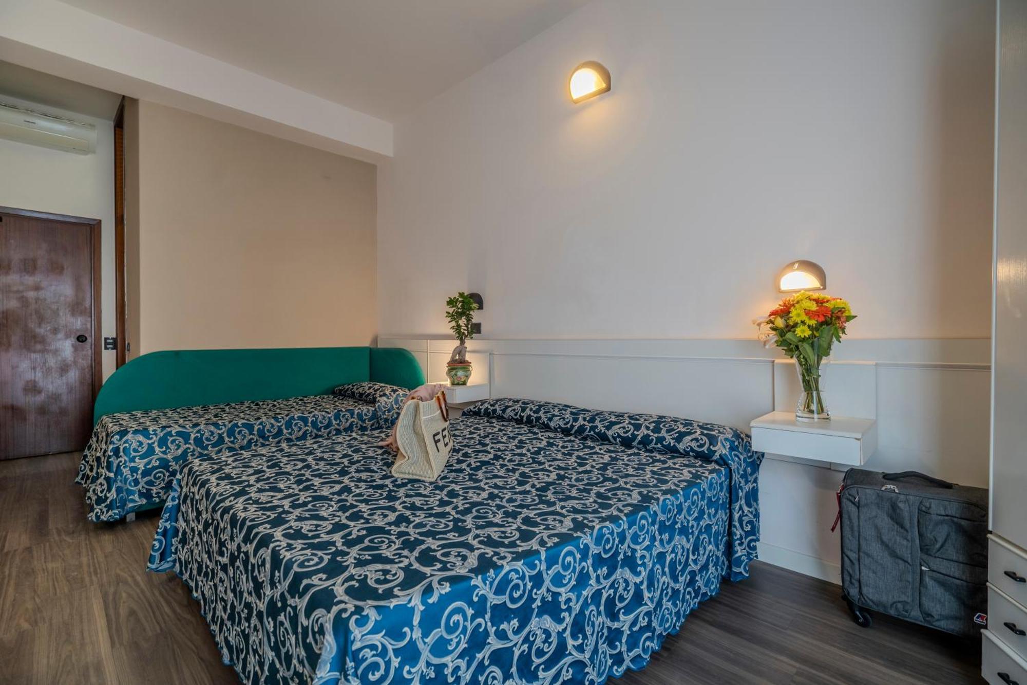 Hotel 2000 Rimini Bagian luar foto