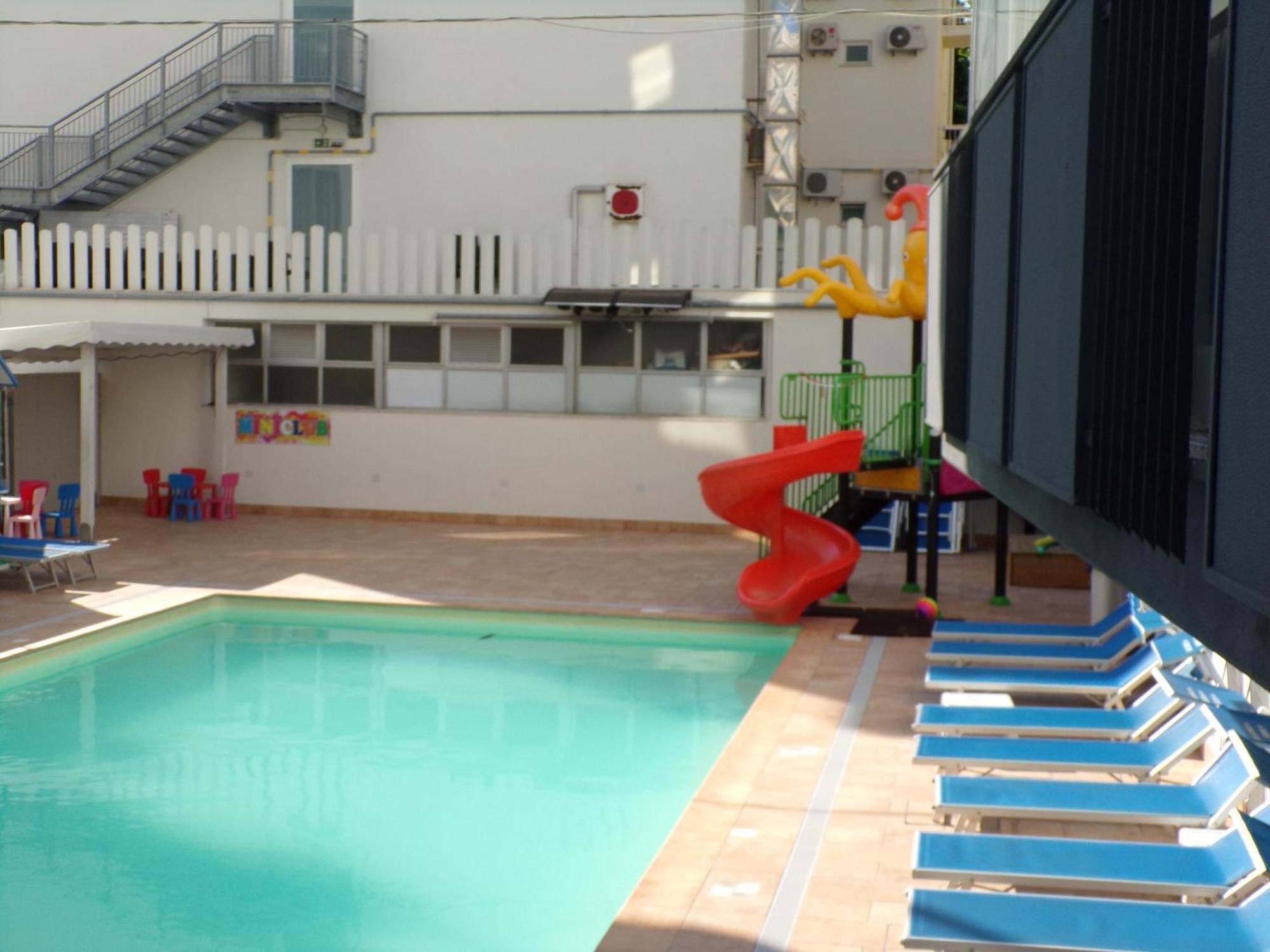 Hotel 2000 Rimini Bagian luar foto