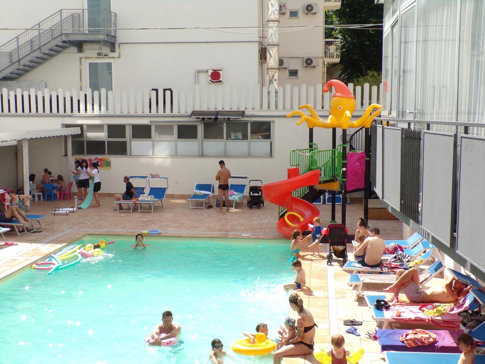 Hotel 2000 Rimini Bagian luar foto