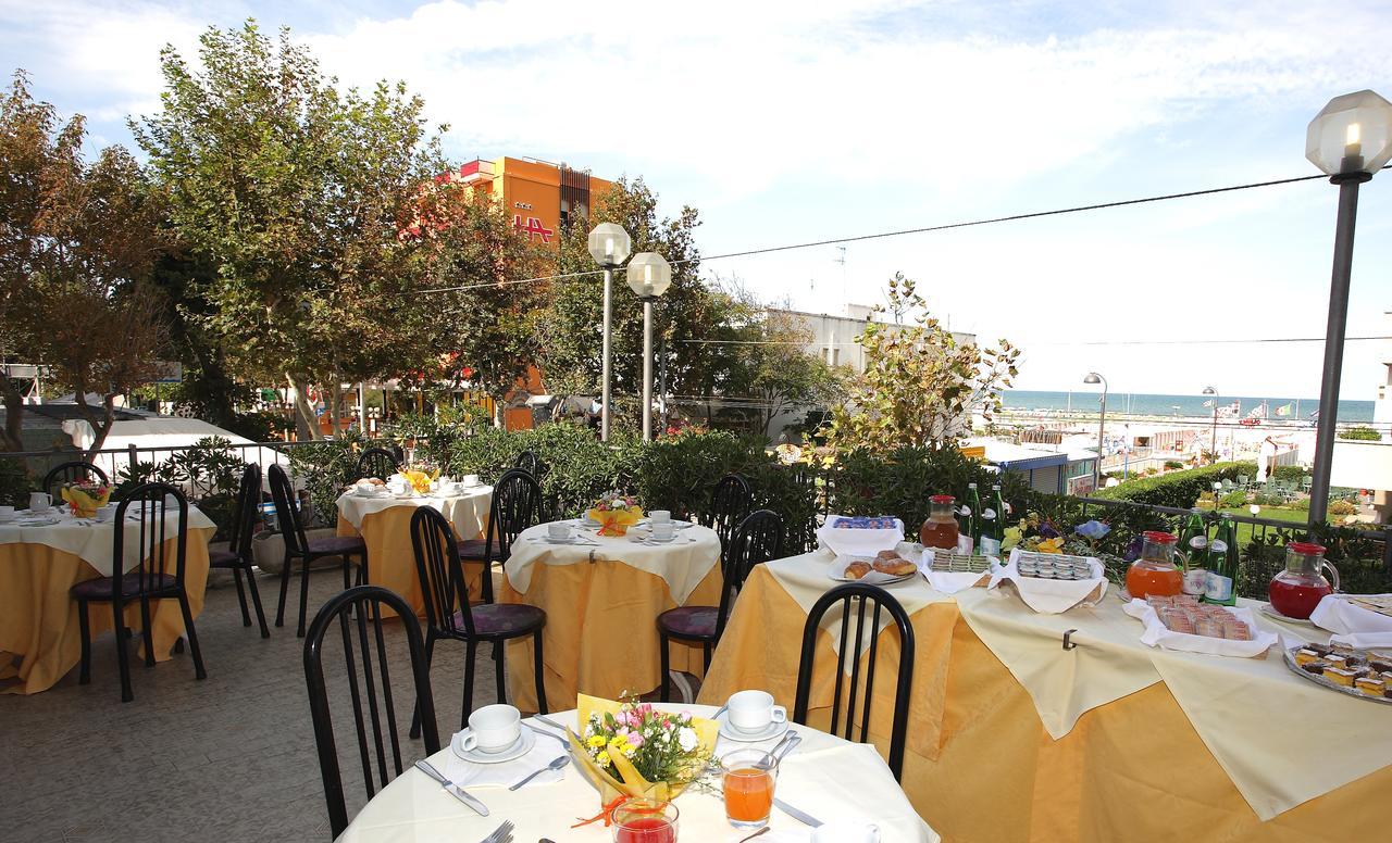 Hotel 2000 Rimini Bagian luar foto