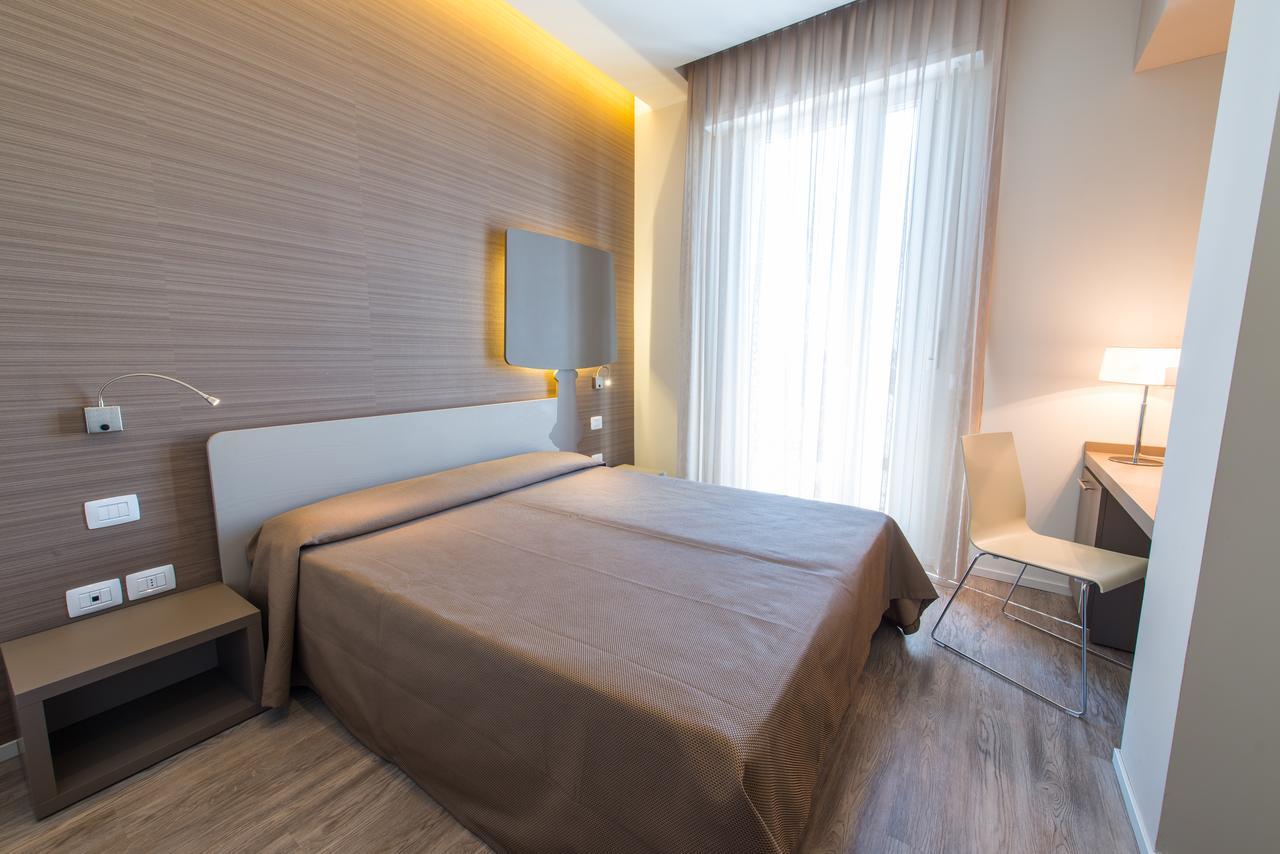Hotel 2000 Rimini Bagian luar foto