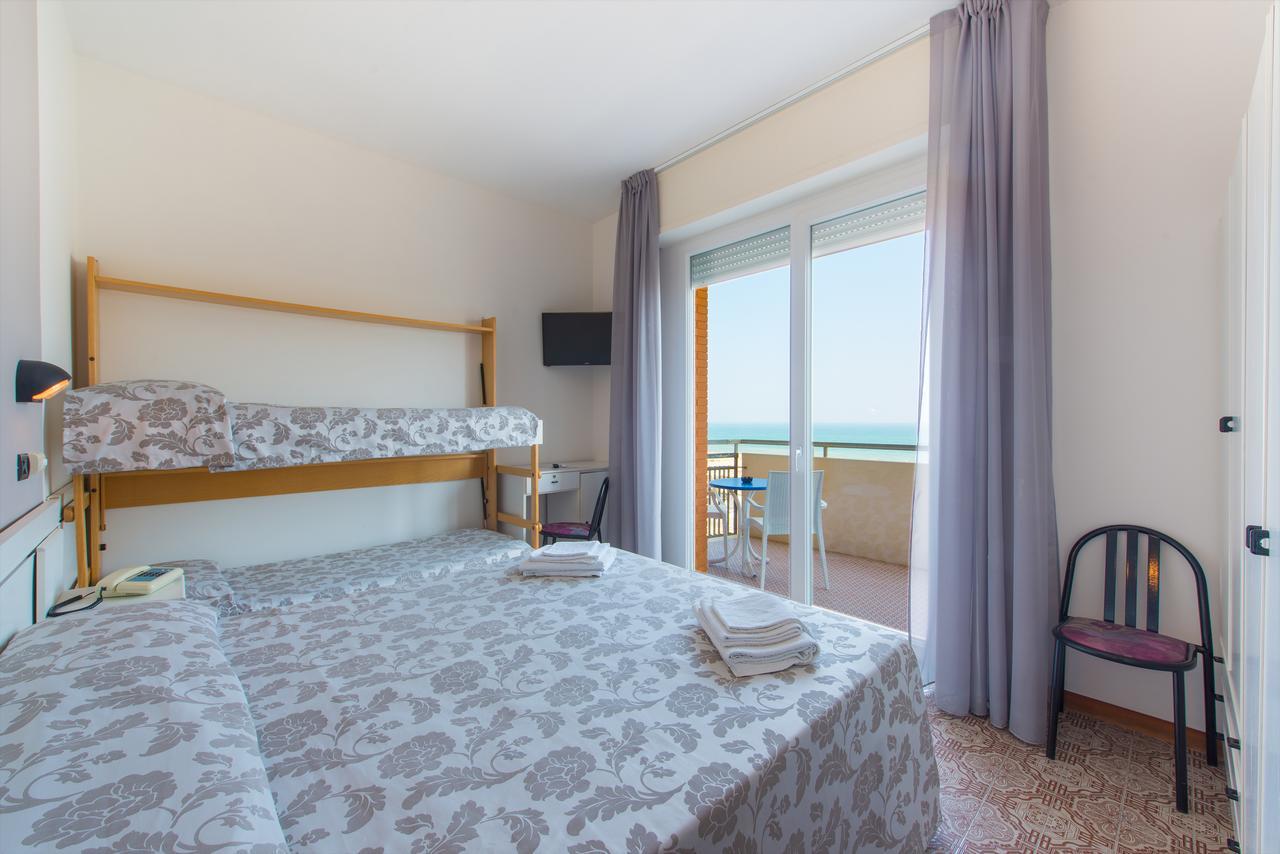 Hotel 2000 Rimini Bagian luar foto