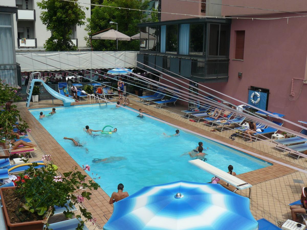 Hotel 2000 Rimini Bagian luar foto