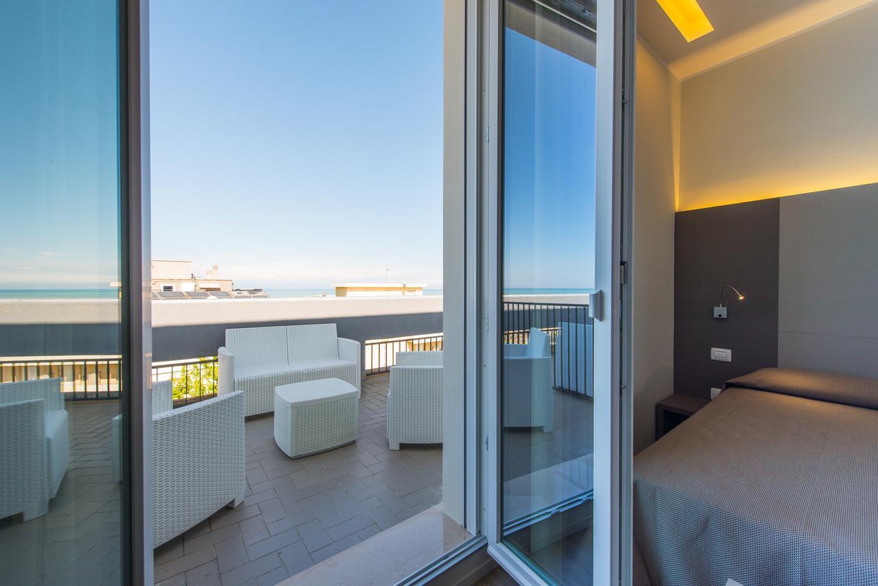 Hotel 2000 Rimini Bagian luar foto
