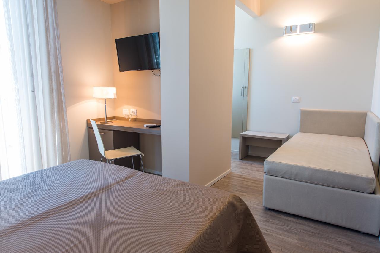 Hotel 2000 Rimini Bagian luar foto