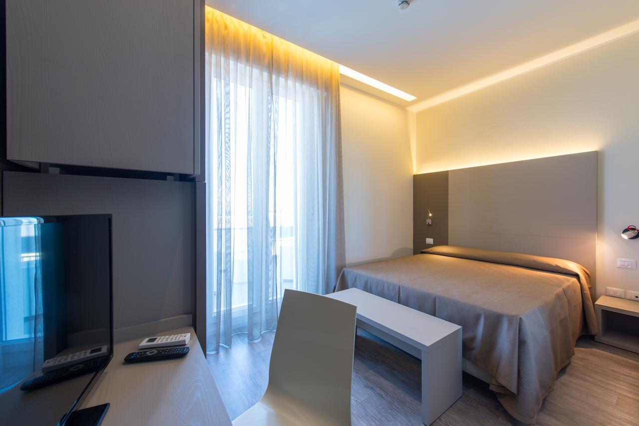 Hotel 2000 Rimini Bagian luar foto